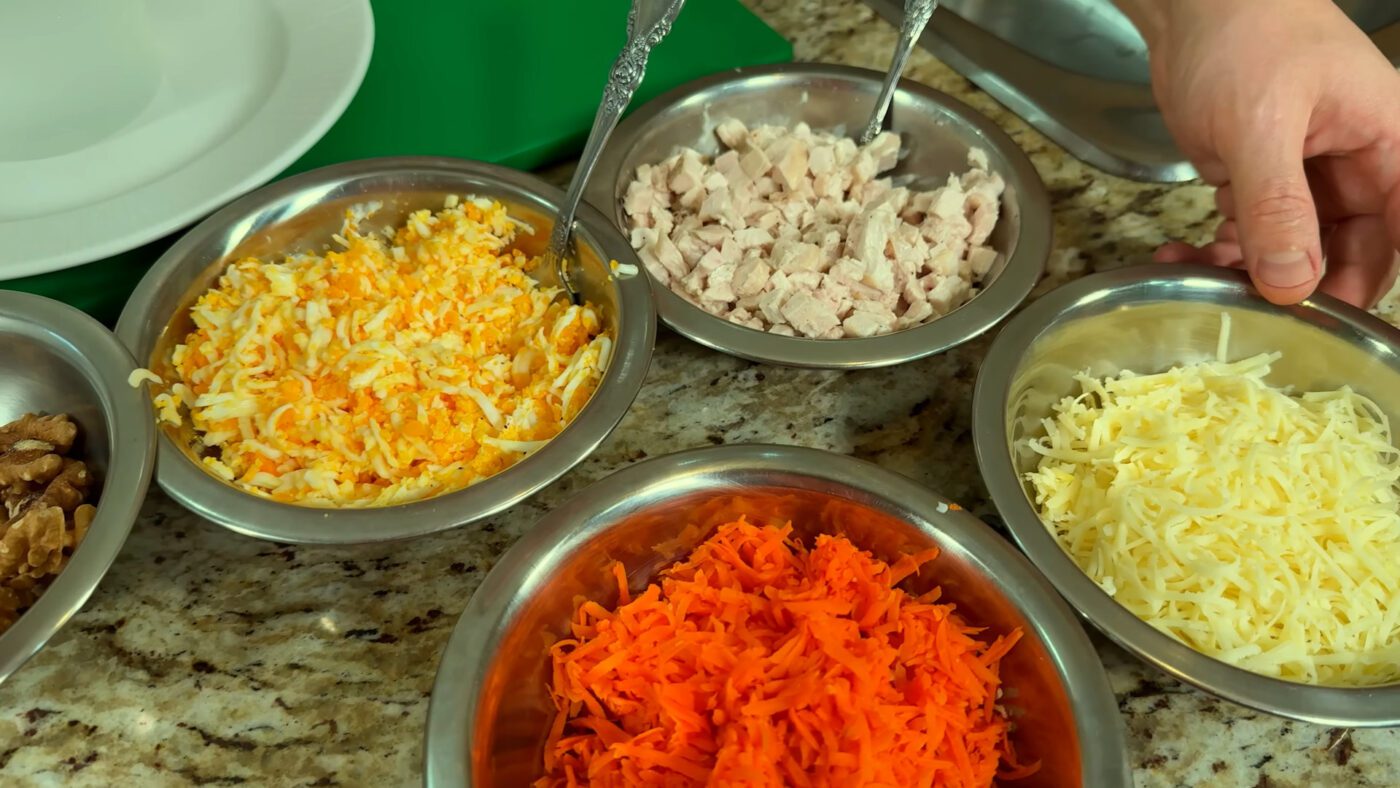 Якщо готуєте салат з вечора, то легенько накрийте плівкою та поставте в холодильник без ківі