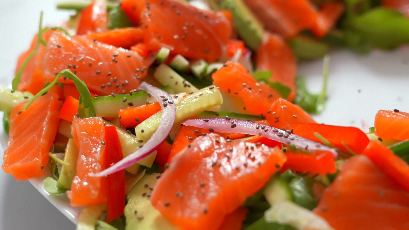 Якщо цибуля у вас м'яка, без пекучості, то її можна додавати у салат без маринування