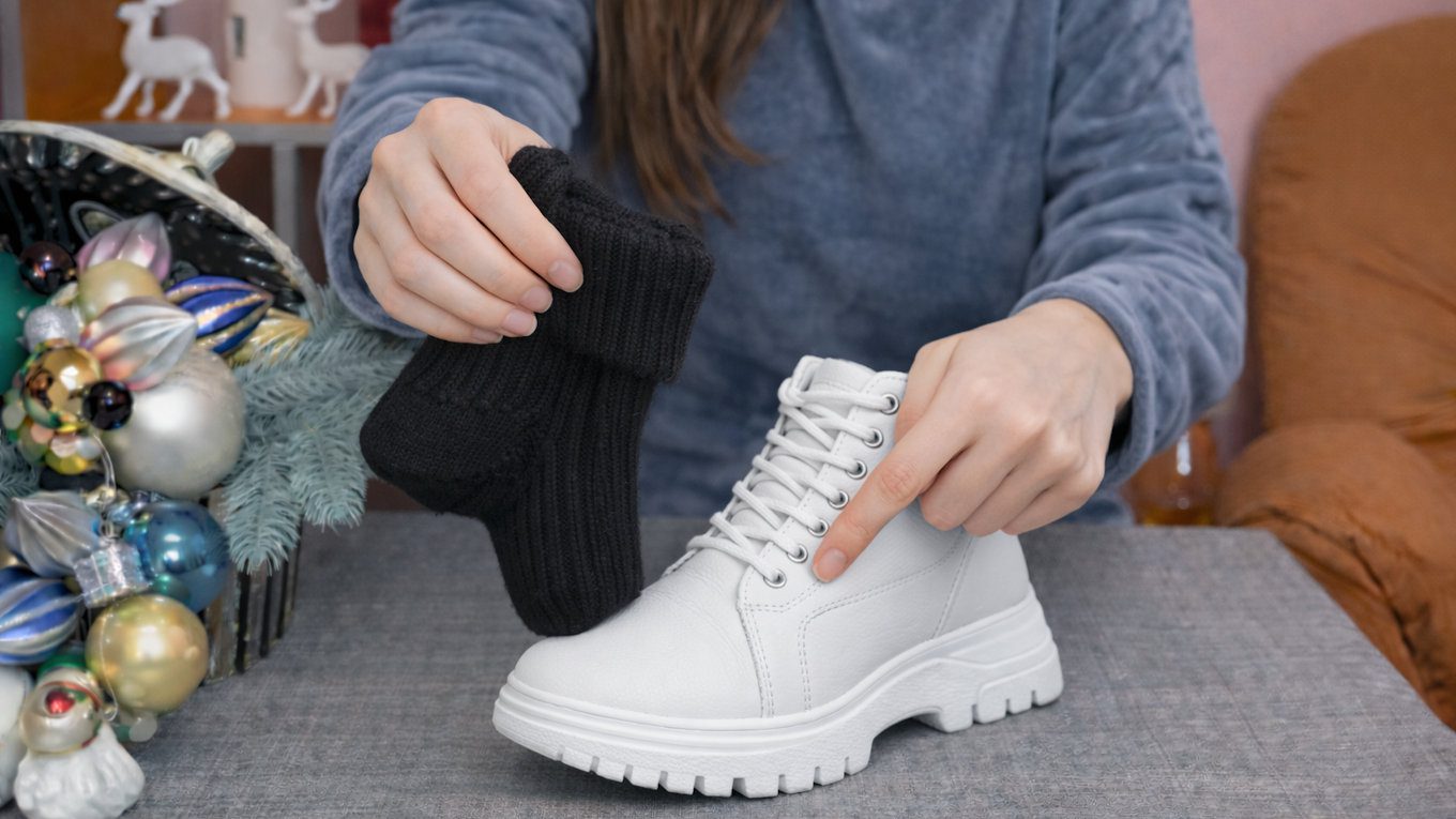 Господині показали, як швидко позбутися слизькості на підошвах зимового взуття