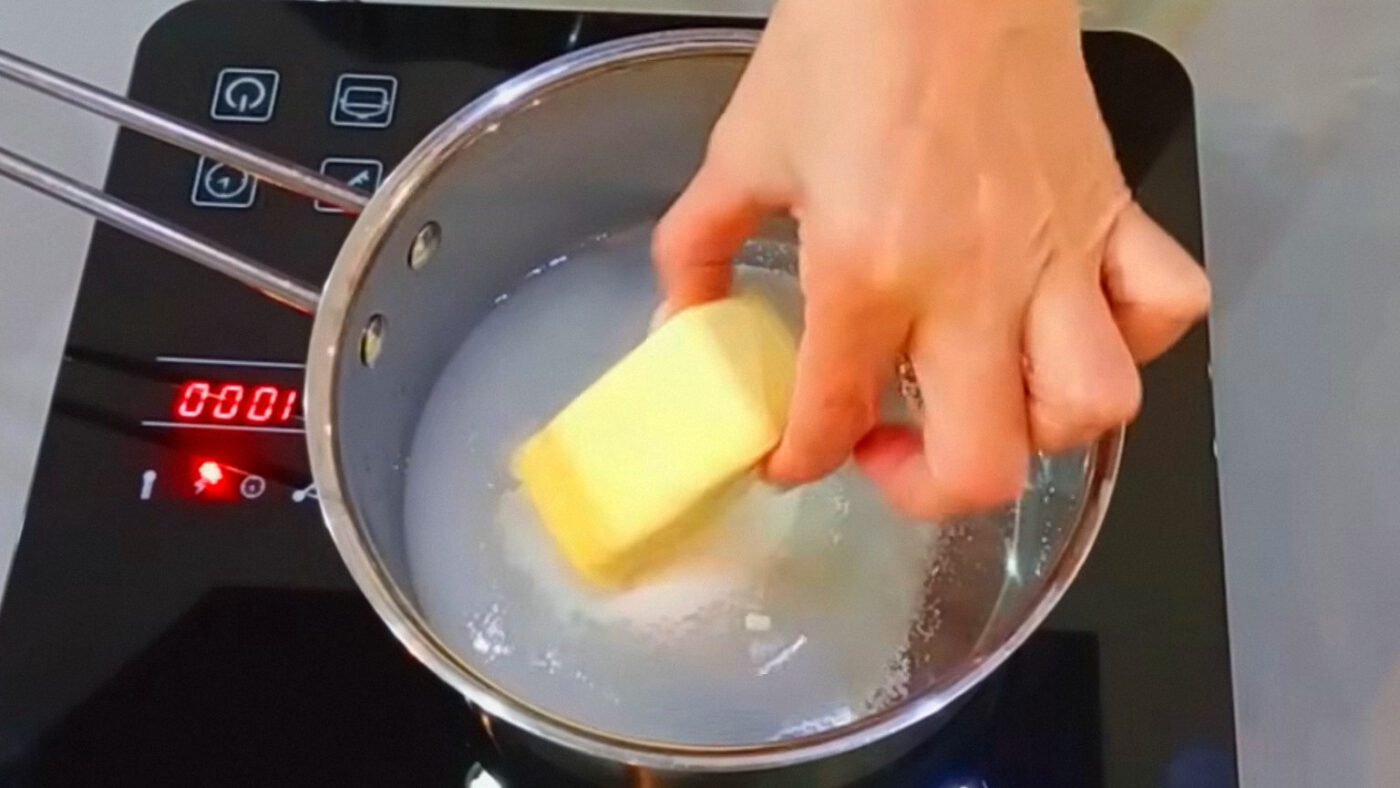 Постійно помішуйте сироп на плиті, інакше в ньому з'являться крупинки цукру