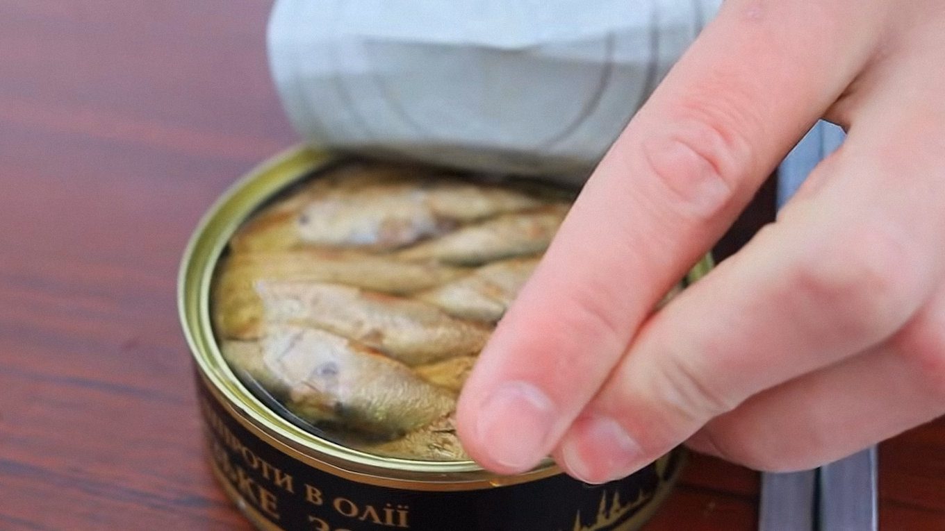 Господині протестували шпроти з АТБ і назвали найвдаліші до святкового столу