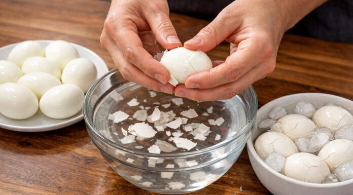 Кухарі показали, як можна легко зняти шкаралупу навіть зі свіжих варених яєць