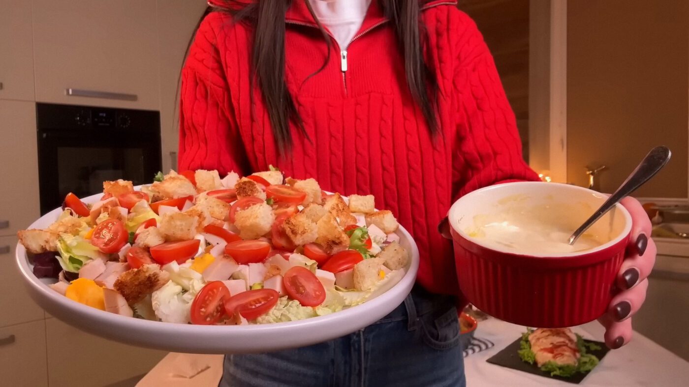 Соус варто подавати окремо, щоб салат не потік і не розмочив сухарики