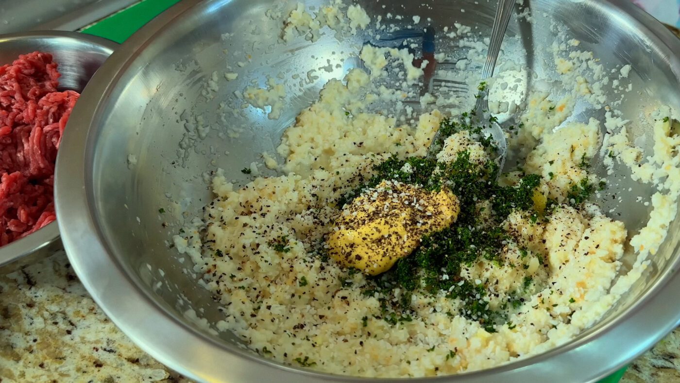 Кулінари пояснили, як зробити котлети пишними без яйця та манки