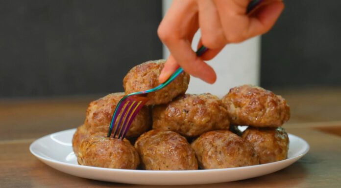 Хотіла, щоб діти їли менше бургерів: зробила такі соковиті котлети завдяки 1 спеції, що фастфуд відпочиває Кулінари пояснили, як всього 1 інгредієнтом зробити котлети соковитішими