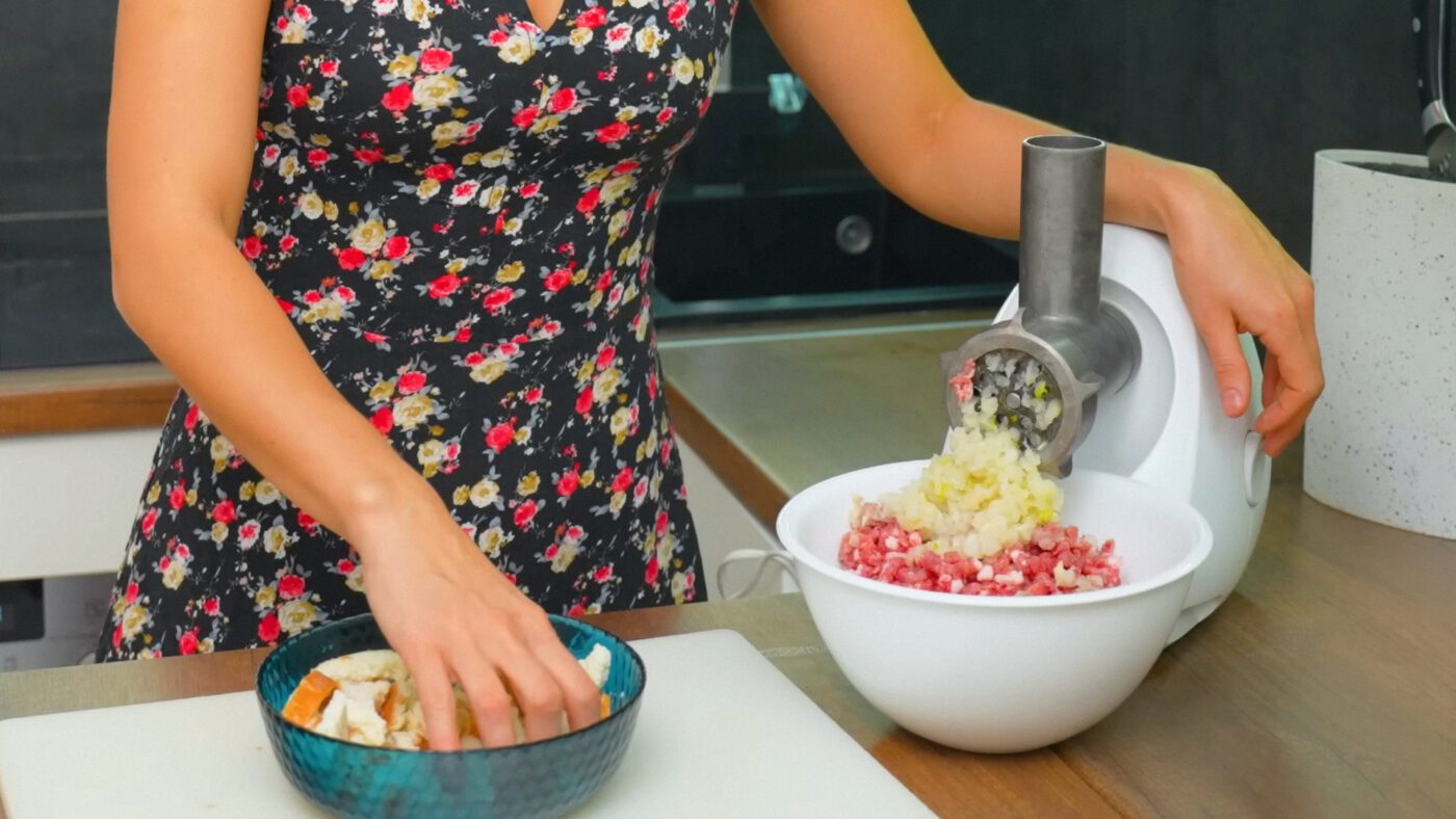 Хліб, вимочений у молоці, робить котлети м'якими, пухкими та соковитими