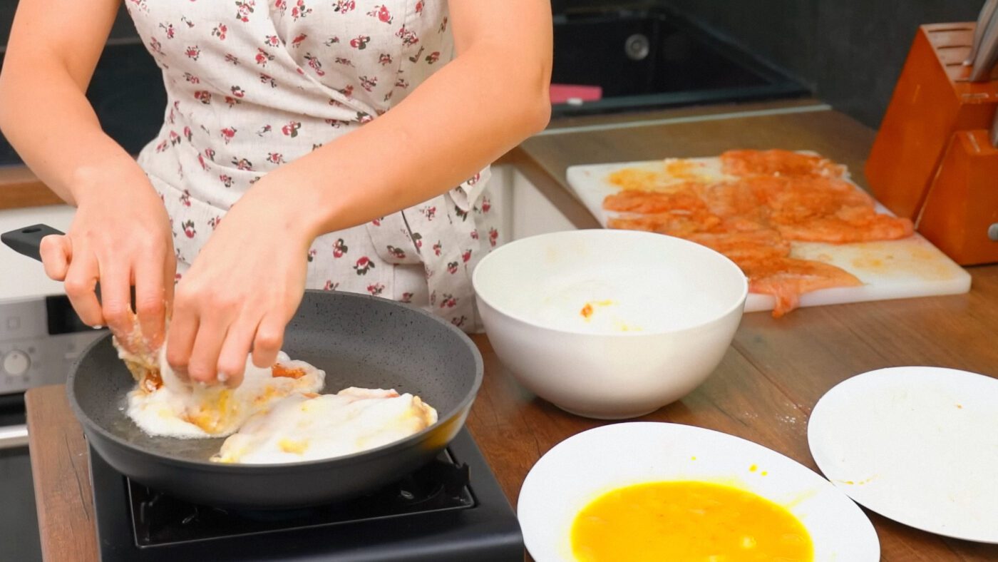 Смажте відбивні лише 3-4 хвилини з боку, щоб не пересушити м'ясо