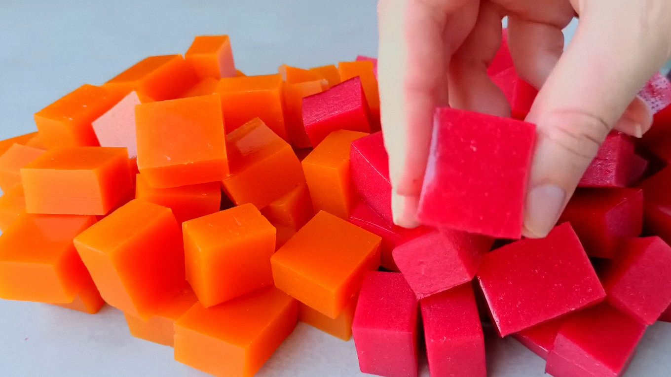 Для року Вогняного Коня дуже доречні яскраві десерти в червоних та помаранчевих кольорах або їх відтінках