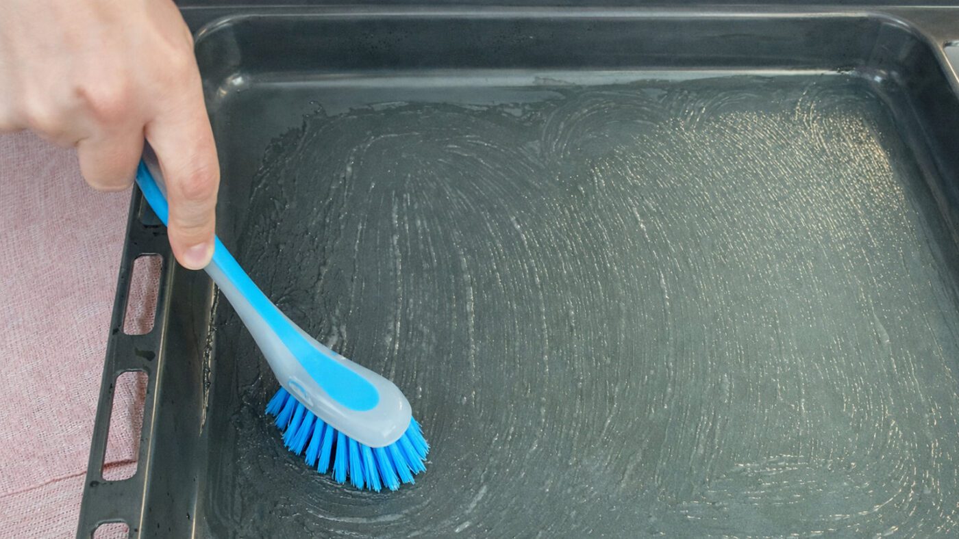 Кулінари показали 2 ефективні методи очищення брудних та жирних дек і форм