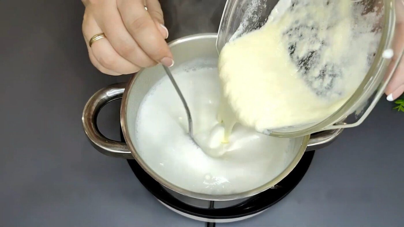 Кулінари пояснили, як з яєць та молока швидко зробити домашній сир