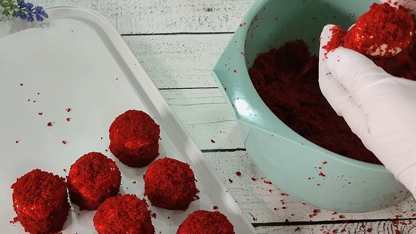 Під час запікання коржа важливо вчасно його дістати, щоб він був готовим, але верх не став коричневим