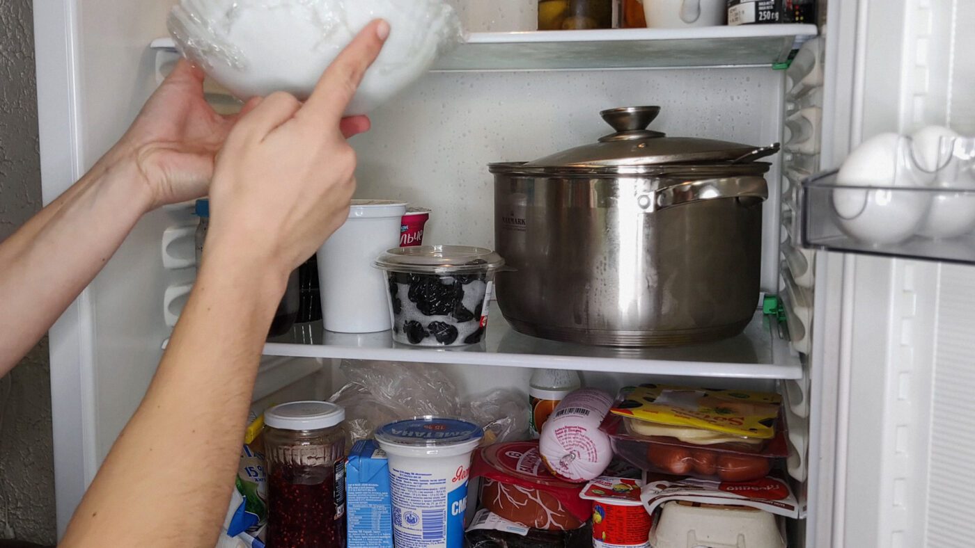 На майбутнє, щоб у холодильнику не було сторонніх запахів, гарно закривайте усі ємності