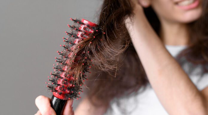 Перукар сказав розказати всім: волосся перестане випадати взимку, якщо додати в шампунь 1 ампулу цього Перукарі пояснили, як зменшити випадіння волосся взимку 1 простим засобом