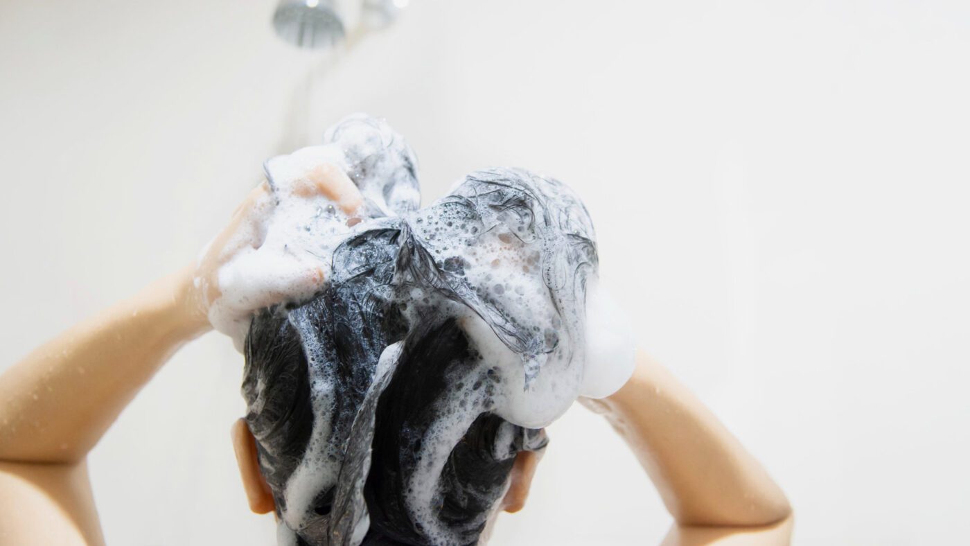 Лікарі пояснили, чому взимку може частіше випадати волосся та як це виправити