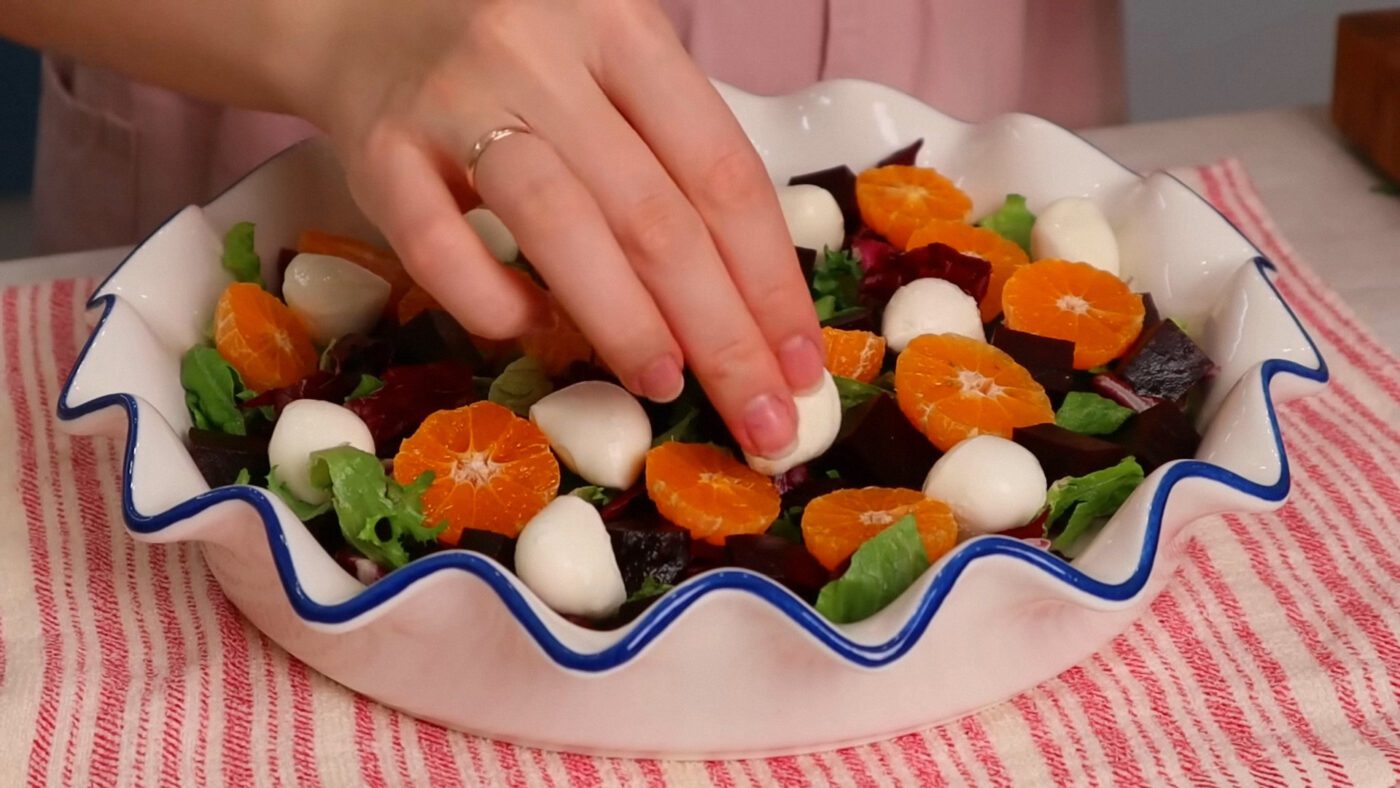 Найбільше часу в салатах витрачається саме на підготовку продуктів, тож це можна зробити заздалегідь