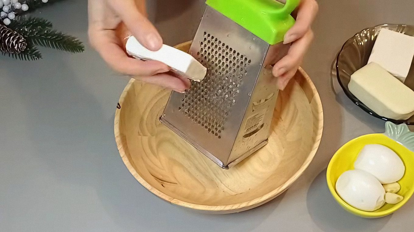 Щоб сирки легше натиралися, за пів години до приготування покладіть їх у холодильник