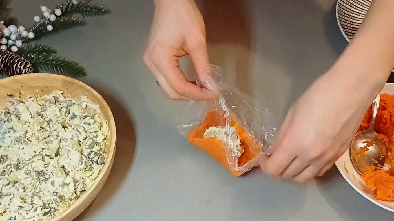 Якщо вам чи гостям не подобається смак і аромат часнику, то можна його не додавати у начинку