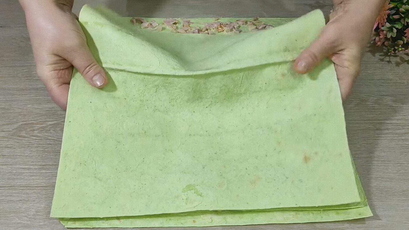 Кулінари поділилися рецептом швидкого закускового рулету з лаваша