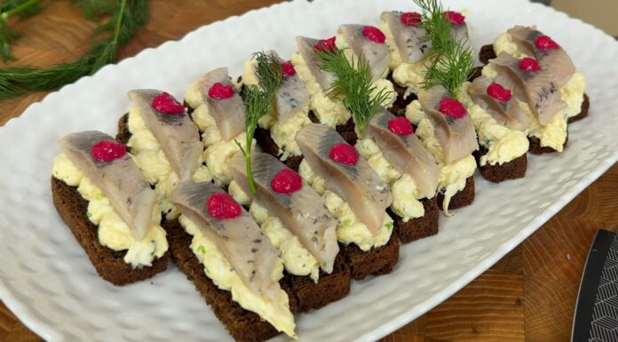 Роблю на будь-яке свято і гостям ніколи не набридає: хліб + оселедець з особливою подачею – закуска за 5 хв Господині показали швидку закуску з хліба та оселедця з ефектною подачею