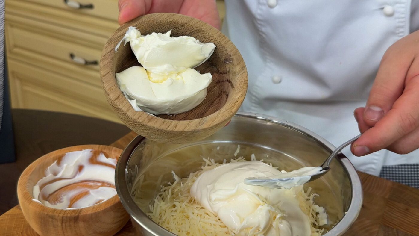 Майонез можна замінити на густу сметану, якщо хочете зробити закуску кориснішою