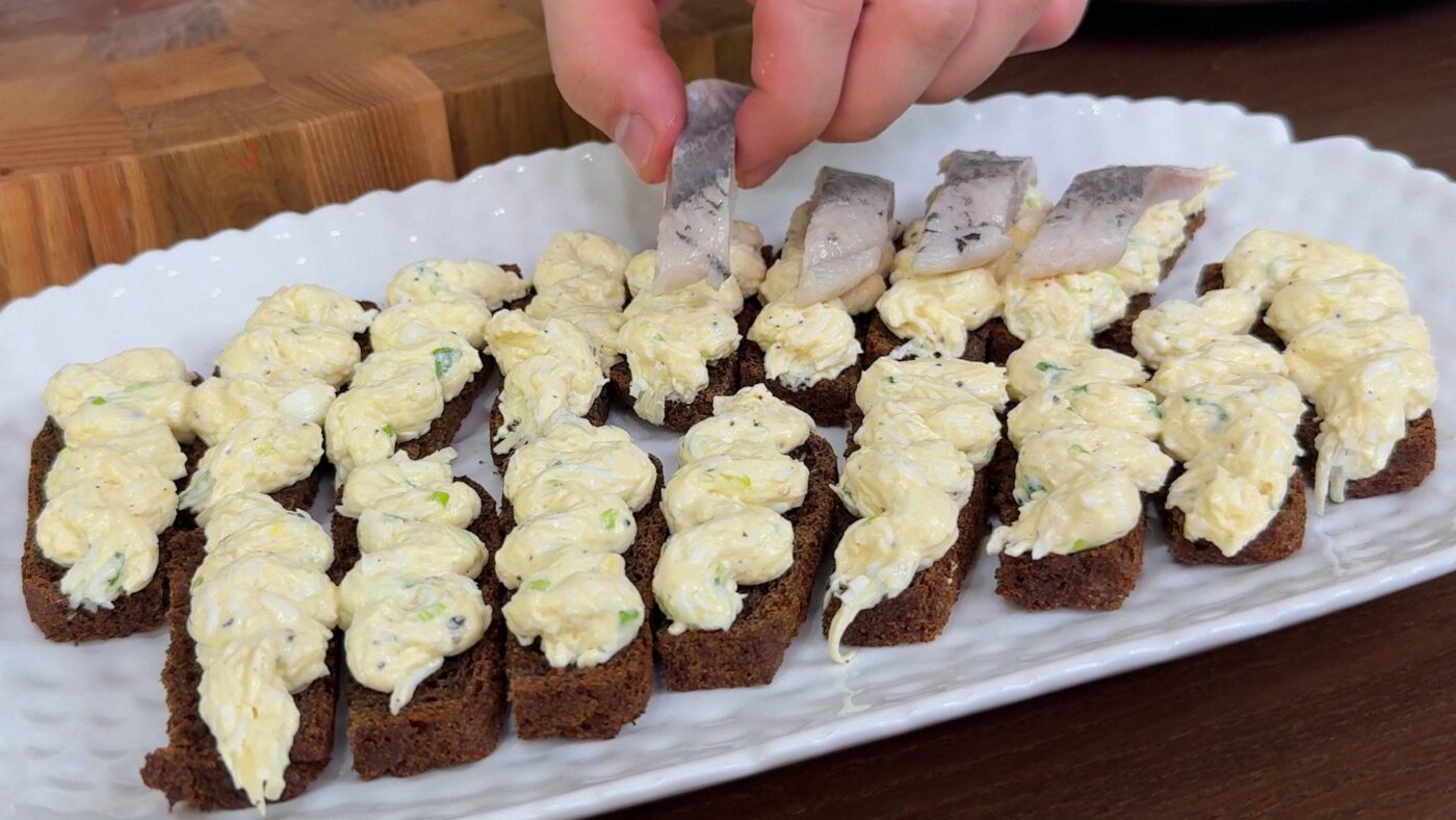 З білим хлібом теж виходить смачно, але його краще брати до червоної риби