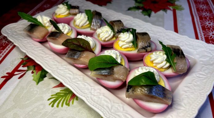 Господині розповіли, як приготувати закуску з яєць і оселедця до Нового року