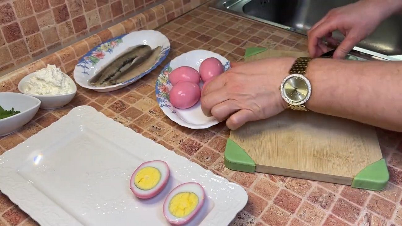 Господині розповіли, як приготувати закуску з яєць і оселедця до Нового року