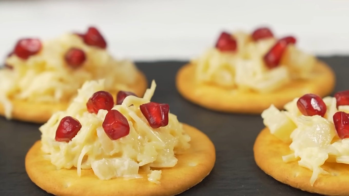 Кулінари порадили 5 варіантів закусок із крекерами для святкового столу