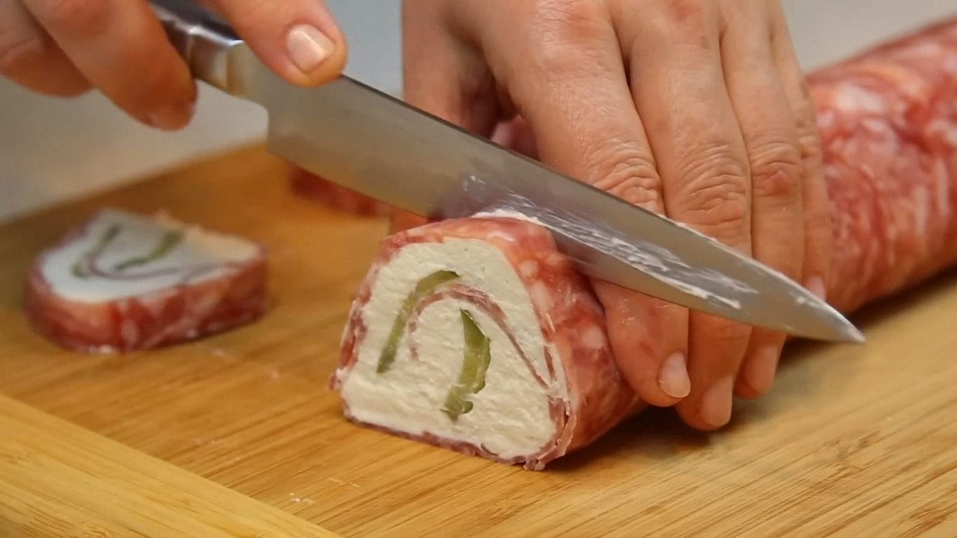 Цю закуску можна покласти на печиво Марія або солоні крекери