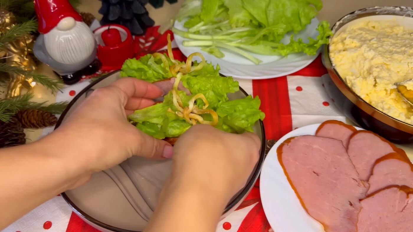 Зробіть з сиру-косички гарний бантик та викладайте закуски на тарілку для подачі