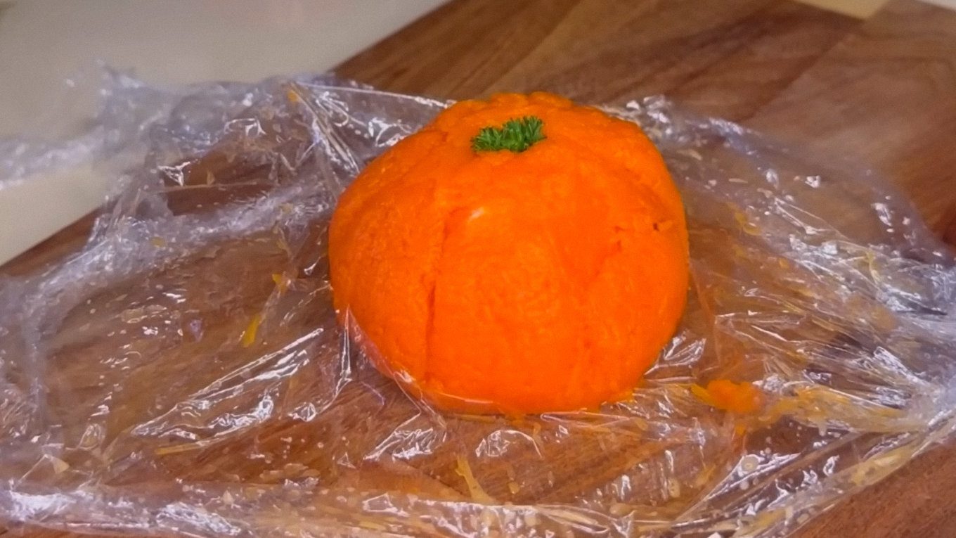 Для декору використовуйте ніжні листочки кропу або петрушки