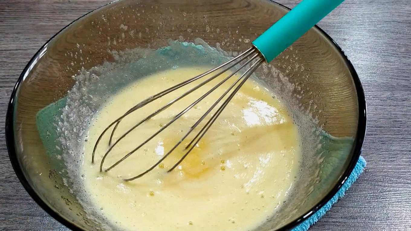 Якщо тісто вийшло надто густим, то можна додати 1-2 столові ложки молока