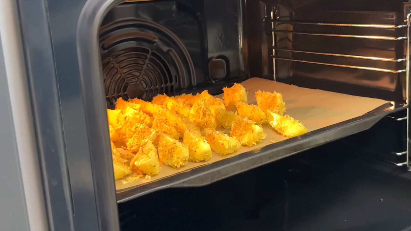 Під кінець запікання можна увімкнути верхній нагрів, але слідкуйте, щоб сир не пригорів