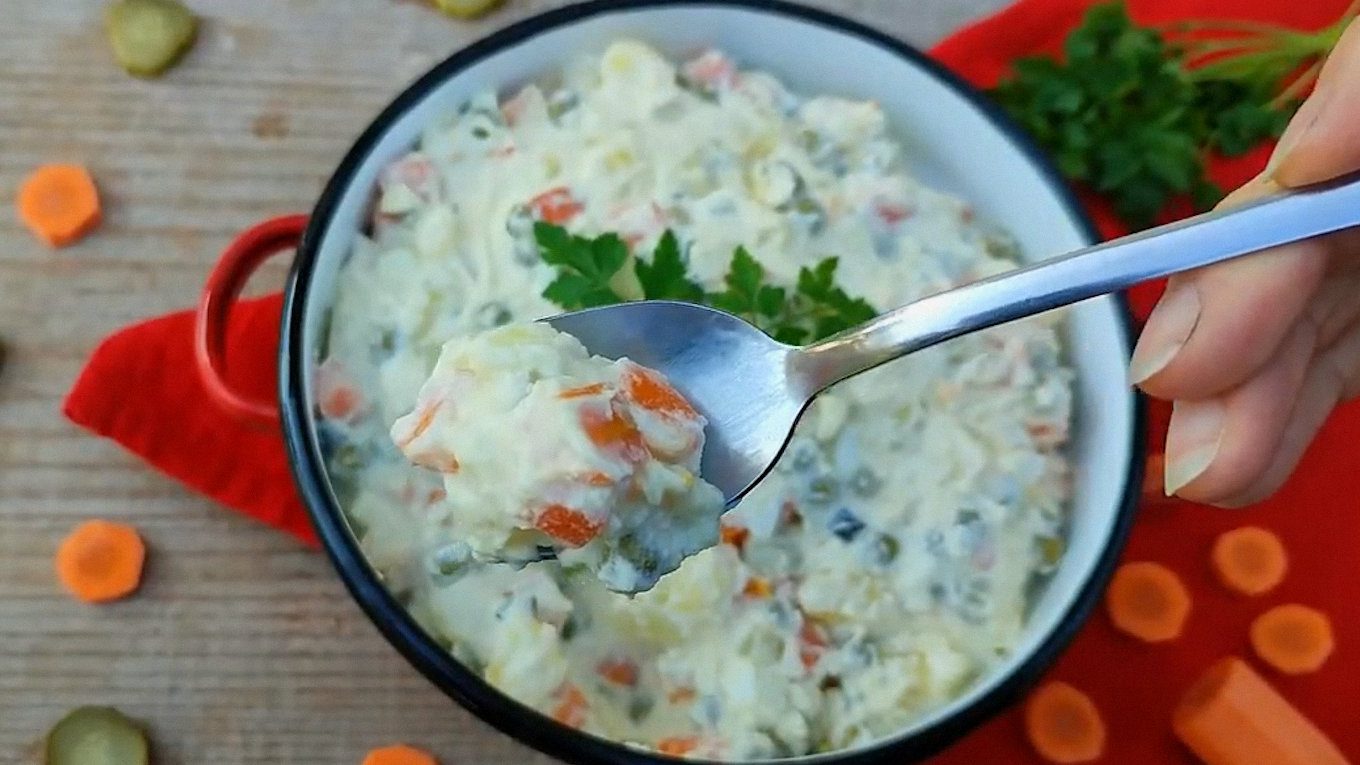 Шеф-кухарі показали 4 легкі заправки для олів'є замість майонезу