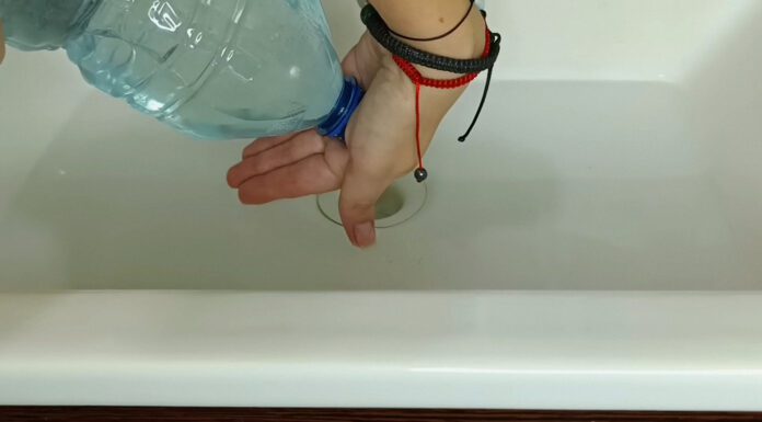 Сантехніки пояснили, як швидко почистити труби без оцту та соди