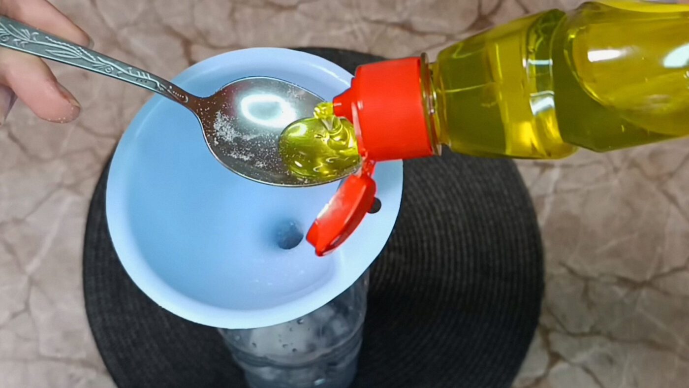 Пляшка має бути мінімум на півтора літра, а краще на 2, щоб гарно промити злив