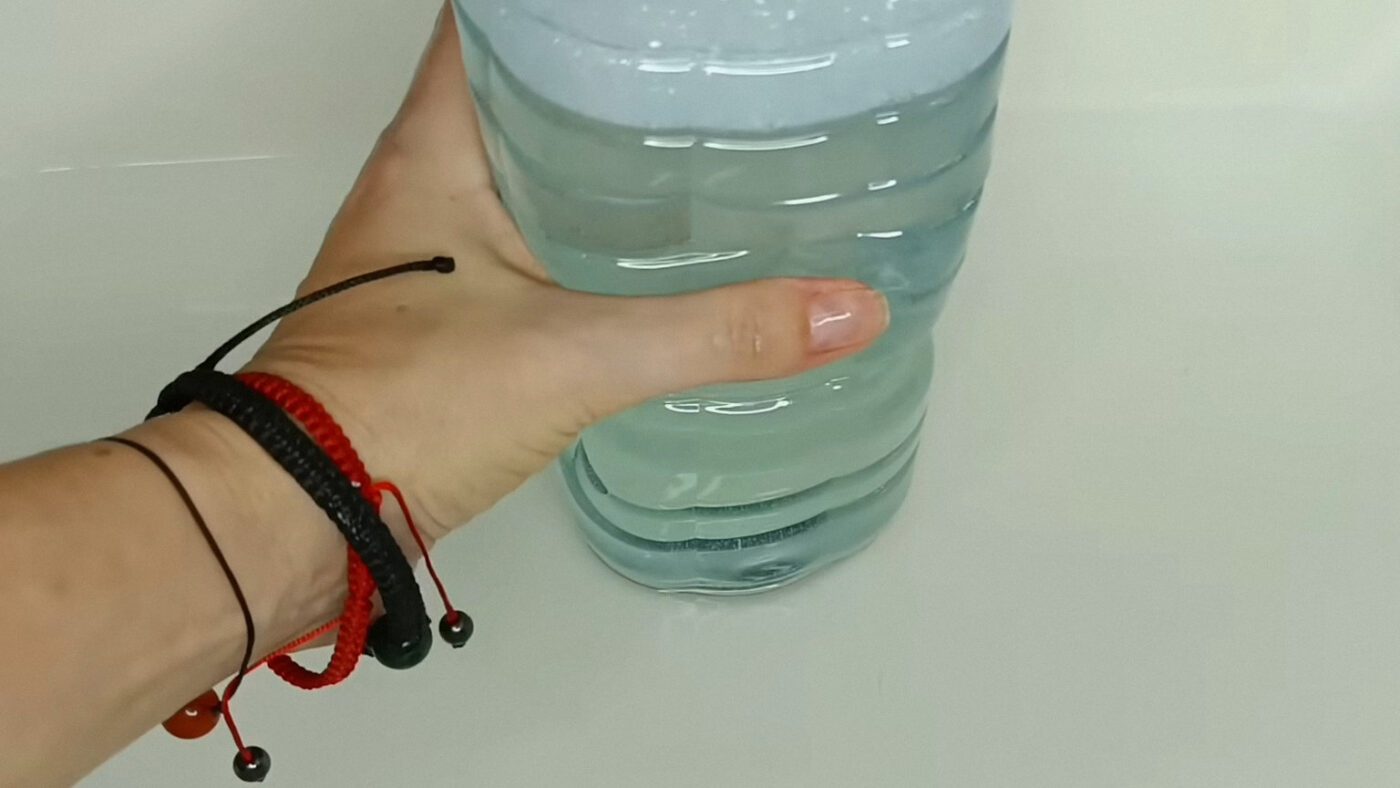 Коротко натискайте на пляшку, щоб проштовхувати засмічення та промивати трубу