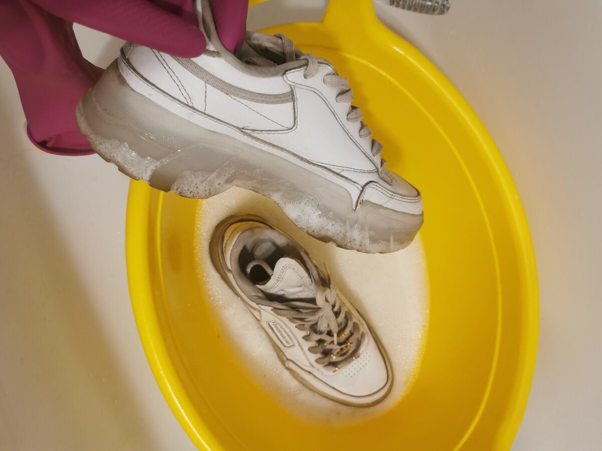 Експерти розповіли, чим замінити устілку в кросівках, аби ноги мали приємний аромат після спорту