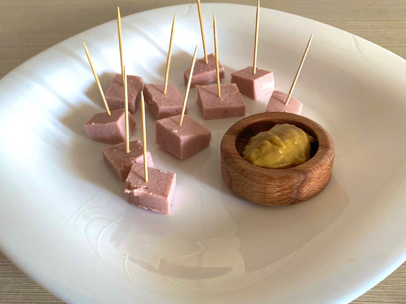 Кулінари розповіли, як у домашніх умовах приготувати смачну лікарську ковбасу з м'яса