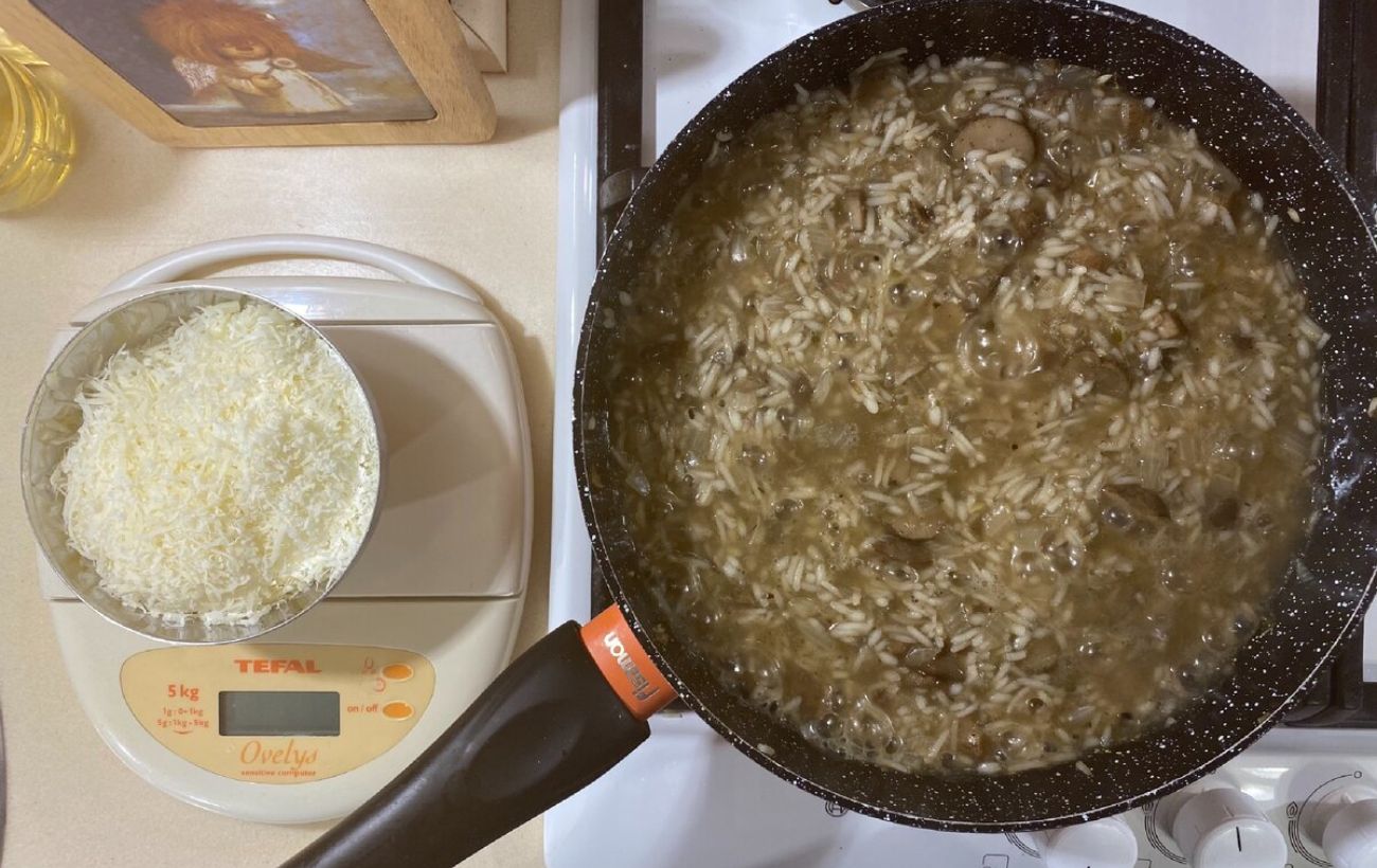 Кулінари пояснили, яка популярна помилка псує смак рису та робить його клейким після приготування