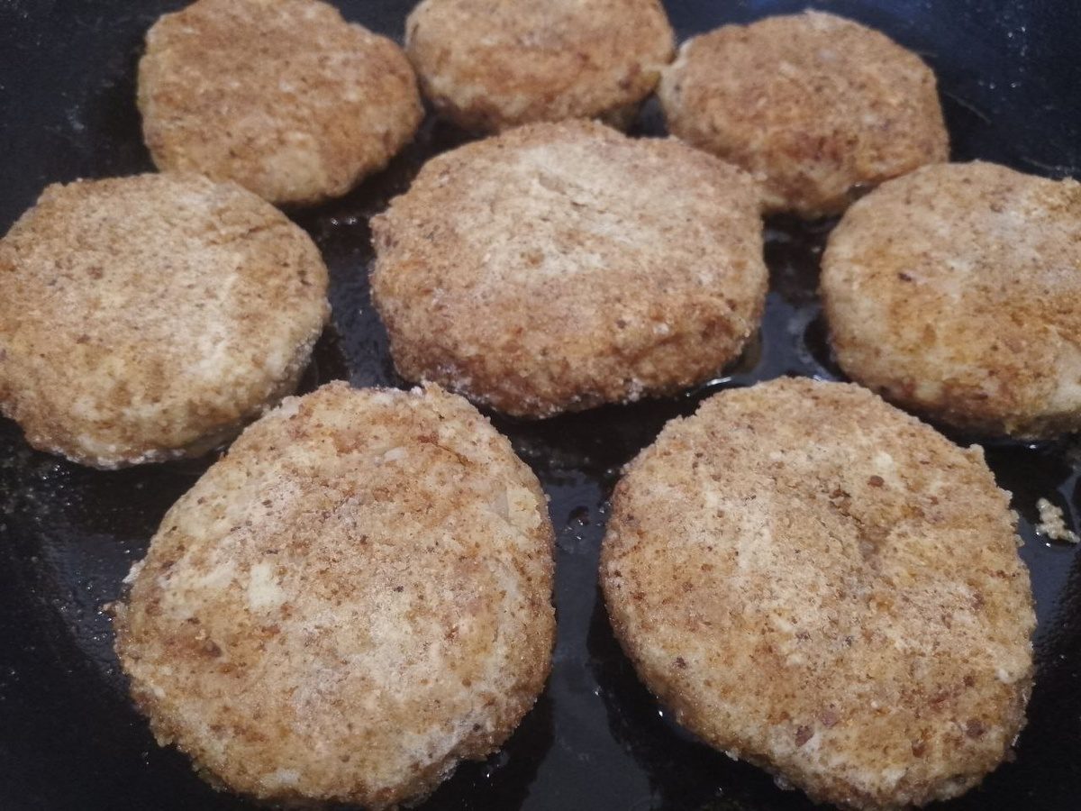 Кулінари розповіли, які продукти тільки псують смак котлет, якщо додати їх у фарш і посмажити