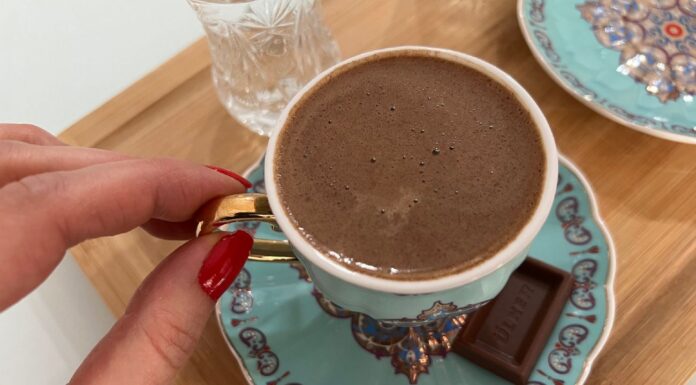 Яка добавка у каву допоможе покращити смак та ефект напою