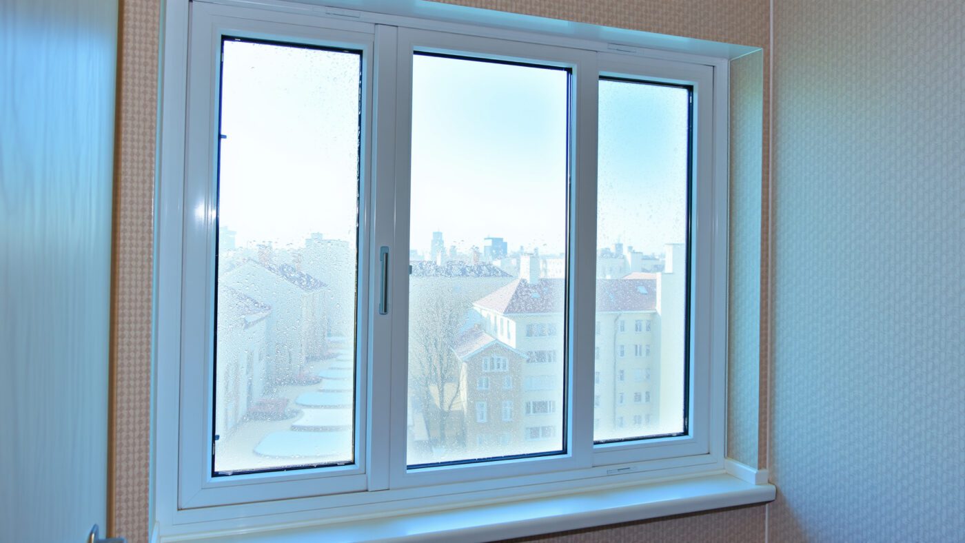 Експерти порадили, як правильно мити вікна, аби на них не було конденсату – проста порада
