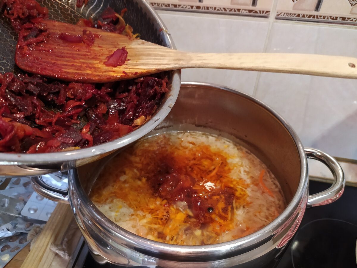 Кулінарні експерти розповіли, як приготувати насичений червоний борщ із вишневим варенням