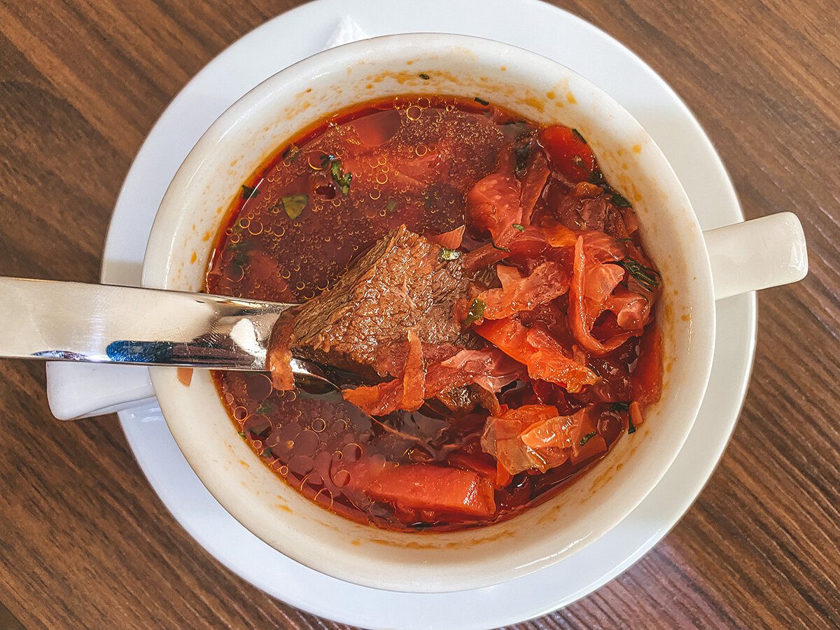 Кулінарні експерти розповіли, як приготувати насичений червоний борщ із вишневим варенням