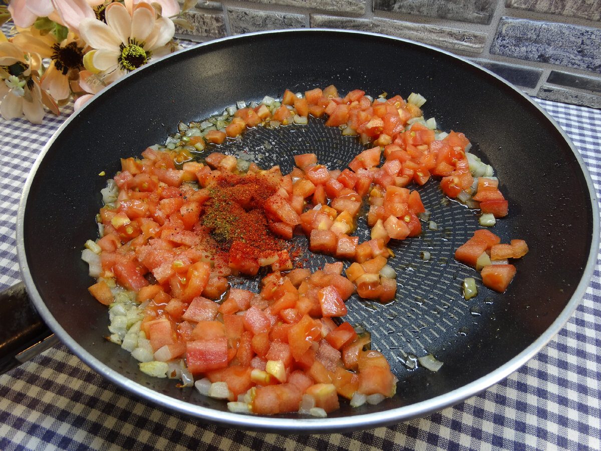 Кулінари розповіли, як приготувати надзвичайно смачний суп із яйцями та помідорами