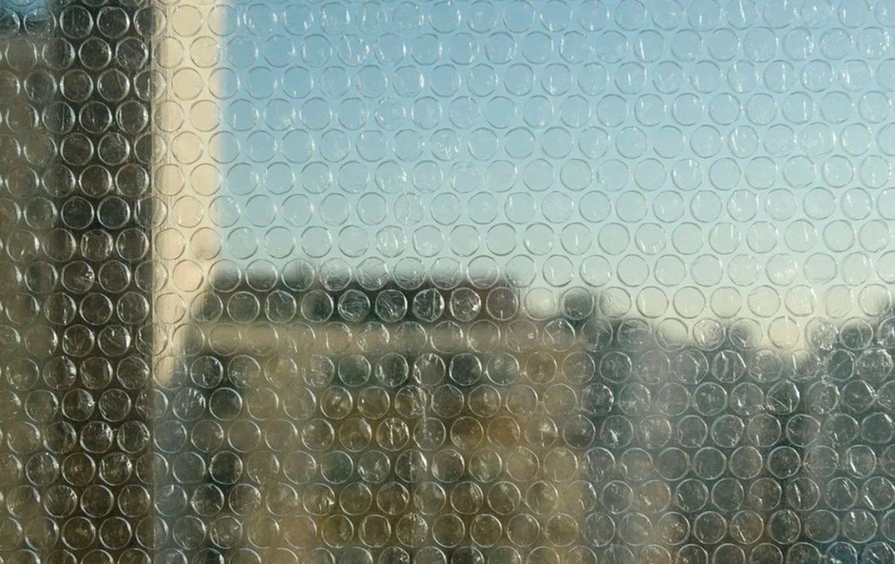 Експерти порадили простий спосіб, який допоможе утеплити вікна за допомогою плівки з пухирцями