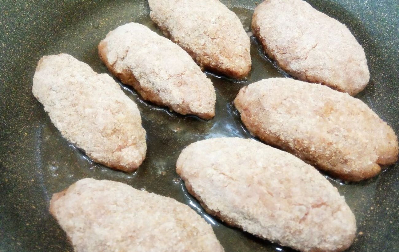 Експерти розповіли, як правильно смажити котлети без борошна, аби страва вийшла смачною