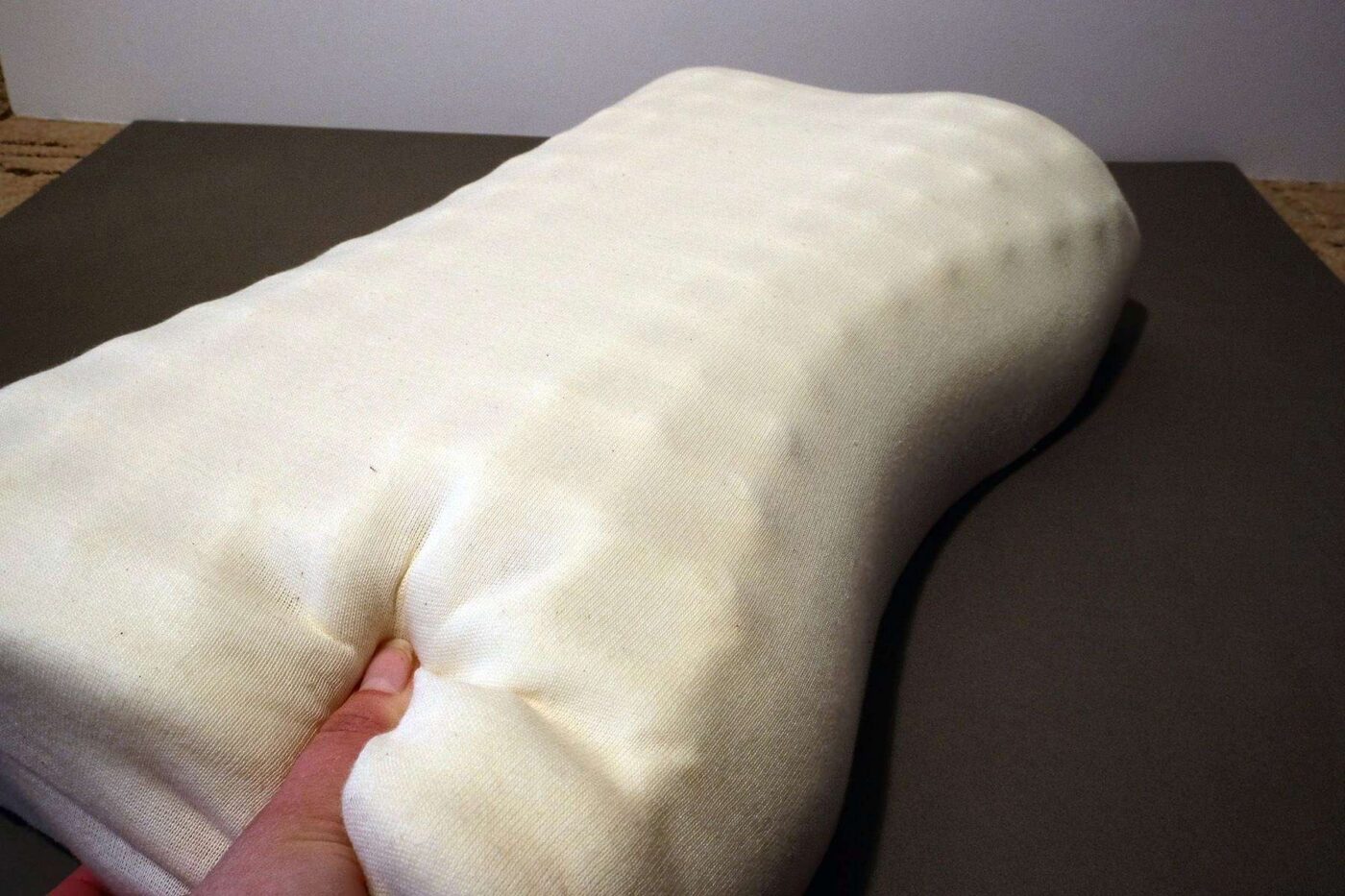 Експерти розповіли, як очистити подушки від пилу та бруду за допомогою простого лайфхаку