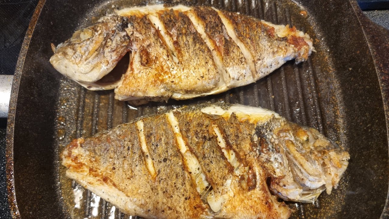 Експерти розповіли, як смажити рибу на сковорідці, аби олія не бризкала по всій кухні – порада